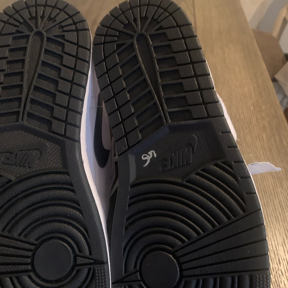 Jordan White and Black Classic Low-Top Sneakers - Picture 10 of 11